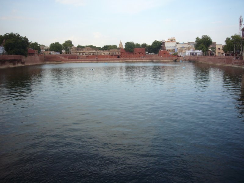 For some reason there's a huge pool in the middle of Jodhpur.